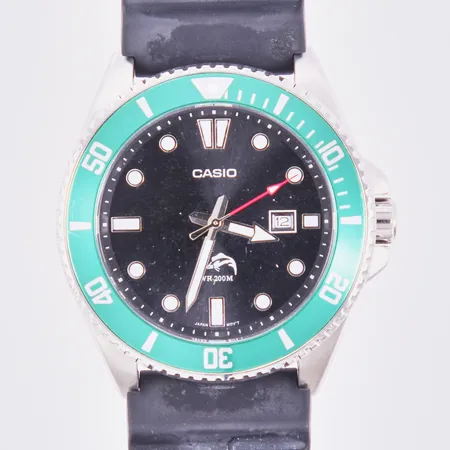 Herrur Casio WR 200M, quartz, datum, stål, gummiband, referensnummer: 2784, längd: 15-22cm, mindre repor, inga tillbehör