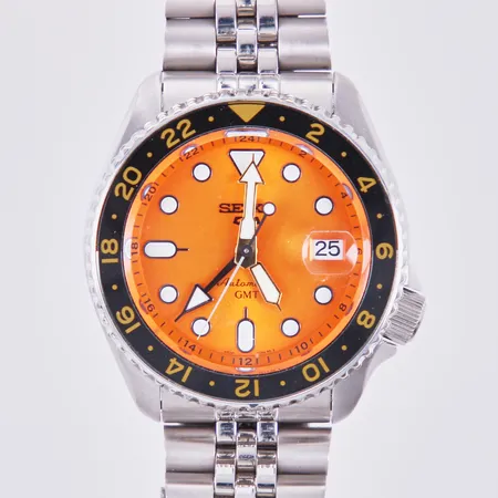  Herrur Seiko 5 sport, GMT, "OBS ändrad beskrivning Ø 41mm", automatisk, stål, referensnummer: 4R34-00A0, innermått länk: 15,5cm, extra länkar, certificat, box  Vikt: 0 g