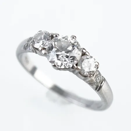 Ring m diamanter, 1 x ca 0,65t och 2 x ca 0,15ct uppskattningsvis W SI, vitguld, stl 17(53), bredd 7mm, 18k Vikt: 2,8 g
