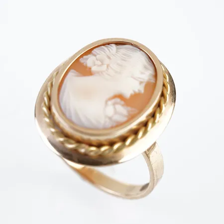 Ring m camé, stl 19½(60), bredd 23mm, 18k Vikt: 6,8 g