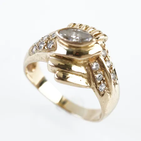 Ring m diamanter, stl 18½ (57), bredd 13mm, 18k Vikt: 6 g