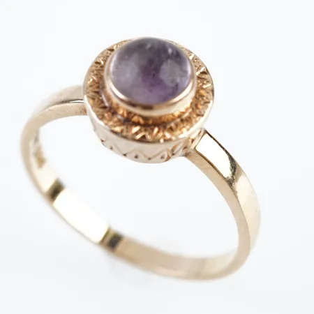 Ring m lila sten, stl 18½(58), Ø10mm, 18k, sliten gravyr Vikt: 4,1 g