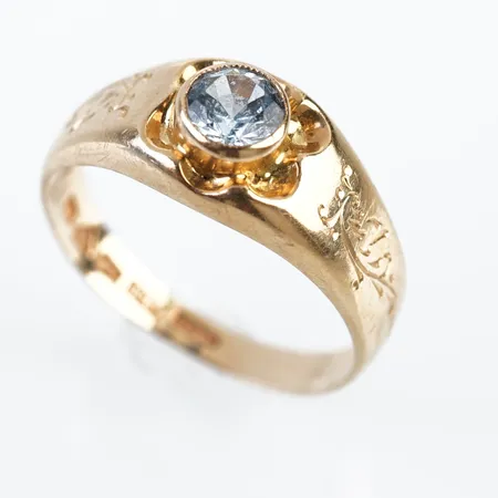 Ring m blå sten, stl 17(53), bredd 8mm, 18k Vikt: 2 g