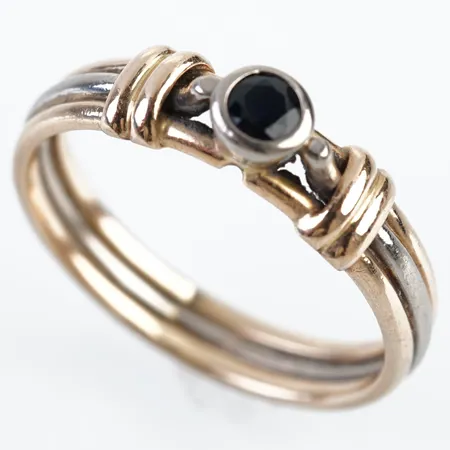 Ring m sten, stl 19½(64), bredd 5mm, 18k Vikt: 5,2 g