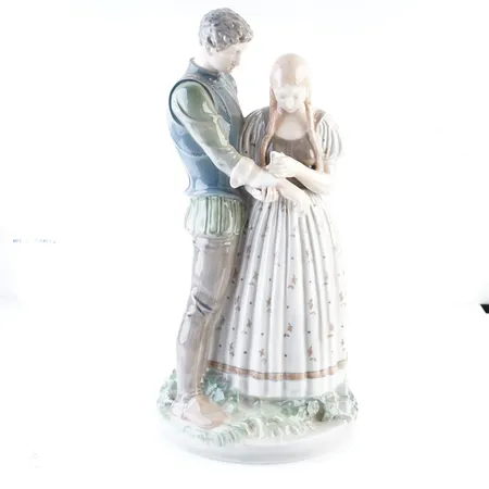 Figurin Kunglig Dansk, Riddare och Jungfru. Holger Christensen. märkt undertill 3171, höjd ca 47,5 cm Specialfrakt, kontakta pantbankskontoret för mer information.