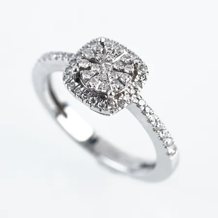Ring m diamanter, vitguld, stl 15½(48), 7,5mm x 7,5mm, 18k Vikt: 3,4 g