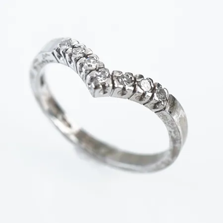 Ring m diamanter, vitguld, stl 17½(54), bredd 3mm, 18k Vikt: 3,1 g