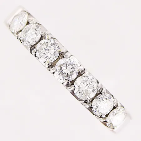 Ring, diamanter 7st totalt 0,81ctv enligt gravyr, stl 19¼, bredd 3-3,5mm, vitguld, synlig lagning på 4 klor, 18K.  Vikt: 4,1 g