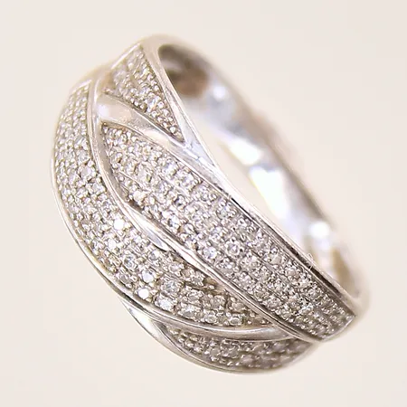Ring med diamanter 93x ca0,005ct, 8/8-slipade, stl 17, bredd 9,4mm, vitguld, GHA, skev skena, 18K Vikt: 3,5 g