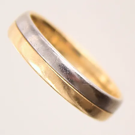 Ring, tvåfärgad, stl: 19¼, bredd: 4,8mm, Safira, gravyr, 18K  Vikt: 6,1 g