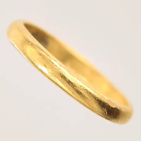Ring, stl: 19, bredd: 3,2mm, skev, gravyr, 23K  Vikt: 5,1 g
