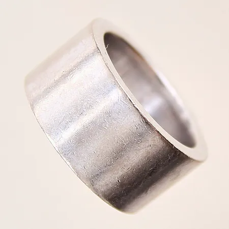 Ring, stl: 18½, bredd: 12,1mm, gravyr, repor, vitguld, 18K  Vikt: 32,5 g