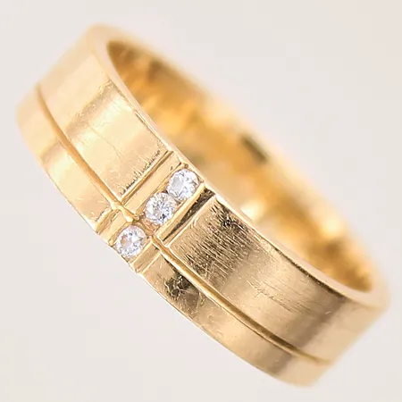 Ring med diamanter 0,045ct enligt gravyr, stl: 17, bredd: 5,5mm, gravyr, 18K  Vikt: 6,2 g