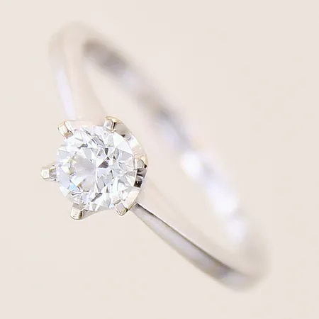 Ring med diamant 0,50ct, kvalitet W(H)/SI enligt gravyr, stl16½, bredd 1,8-5,7mm, GHA, 18K Vikt: 3,1 g