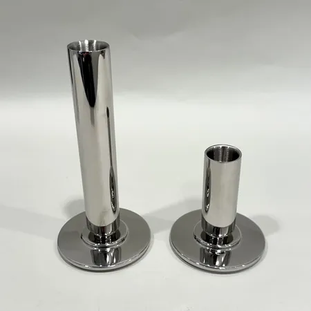 Ett par ljusstakar, Georg Jensen Manhattan, höjd: 8,5cm och 16,5cm, nyskick, kartong medföljer. 