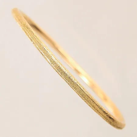 Armring med dekor, Ø63mm, bredd 3,5mm, 21K Vikt: 11,5 g