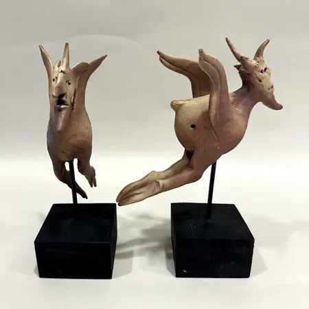 2 Skulpturer/Lergökar, Bernt Törner, Stengods, monterad i träsockel, sprickor i träsockel, höjd: ca 20cm, signerad. 