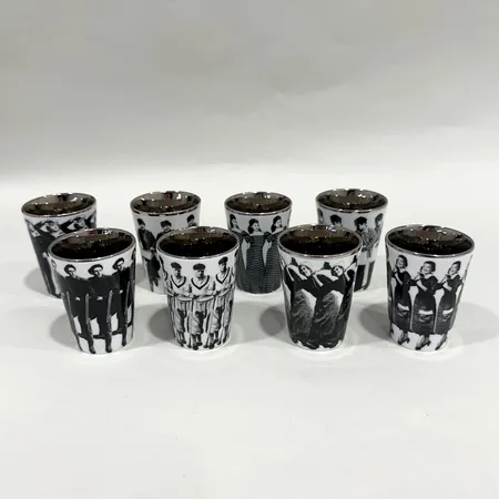 8 Snapsglas, Rörstrand av Åsa Lindström, höjd: ca 6cm, handmålad insida i platina, keramik, Torstens, Sofias, Eriks, Klaras Antons, Veras, Everts, Ellens, ett snapsglas med lim på undersida. 