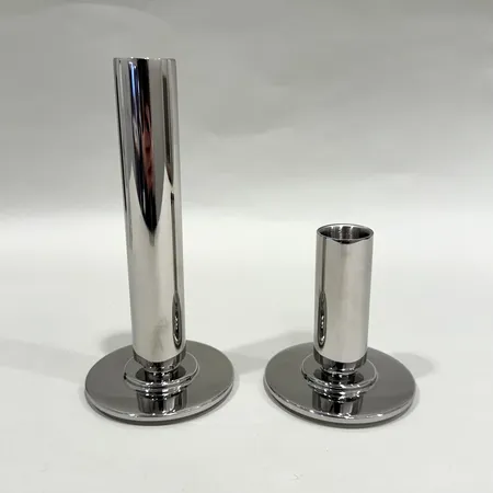 Ett par ljusstakar, Georg Jensen Manhattan, höjd: 8,5cm och 16,5cm, nyskick, kartong medföljer. 