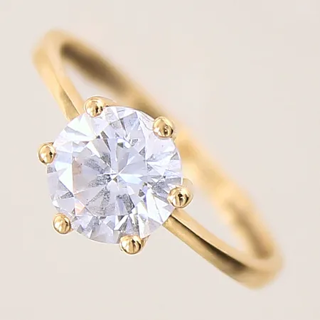 Ring med vit sten, stl: 15¾, bredd: 1,5-8,2mm, GHA, 18K  Vikt: 1,9 g