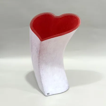 Vas, Kosta Boda av Martti Rytkönen "Valentino", höjd: ca 29cm, signerad.  Skickas med postpaket.