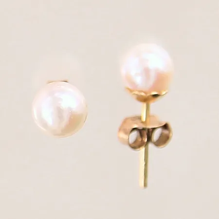 Ett par örhängen med odlade pärlor, Ø5,8mm, snurrebussar ej guld, 18K  Vikt: 1,1 g