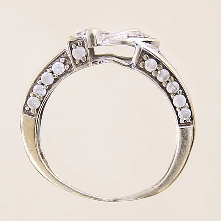 Ring, defekt, vita stenar, 18K  Vikt: 2,8 g