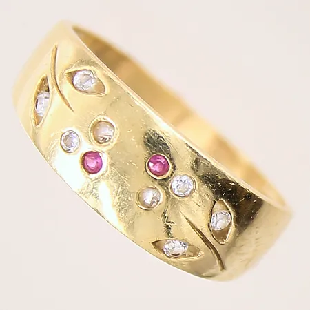 Ring med vita och rosa stenar, stl: 17¾, bredd: 2,6-7,3mm, skev skena, 14K  Vikt: 2,9 g
