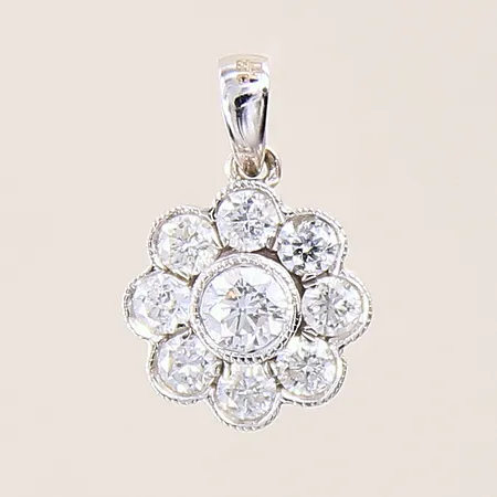 Hänge med briljantslipade diamanter 1 x ca 0,15ct samt 8 x ca 0,05ct, längd: 12mm, bredd: 1,5-8,9mm, stora diamanten indikerar på att vara syntetisk, vitguld, 18K  Vikt: 0,8 g