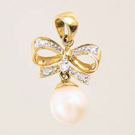 Hänge, rosett med diamanter 5 x ca 0,005ct, samt pärla, ca 12,5x21mm, 18K Vikt: 1,4 g