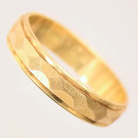 Ring med dekor, stl 20½, bredd 5mm, gravyr, 18K Vikt: 5,2 g