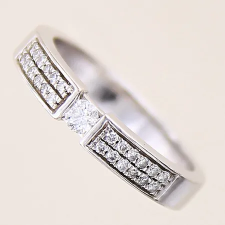Ring med diamanter 0,18ctv enligt gravyr, stl: 15¾, bredd: 3,3-3,4mm, GHA, vitguld, 18K  Vikt: 3,4 g