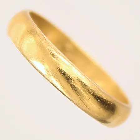 Ring slät, stl 17¼, bredd 3,5mm, gravyr, 23K  Vikt: 4,2 g