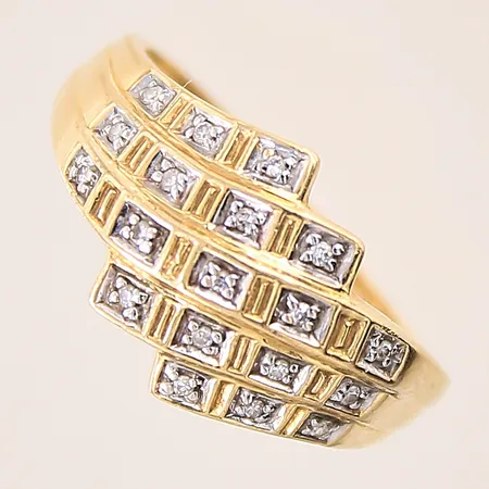 Ring med diamanter 19x ca 0,005ct, 8/8-slipade, stl 18½, bredd 2-11,5mm, skev skena, GFAB, 18K Vikt: 4,1 g