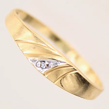 Ring med en diamant ca 0,005ct, stl: 19, bredd: 1,8-4,4mm, skev skena, 18K  Vikt: 1,1 g