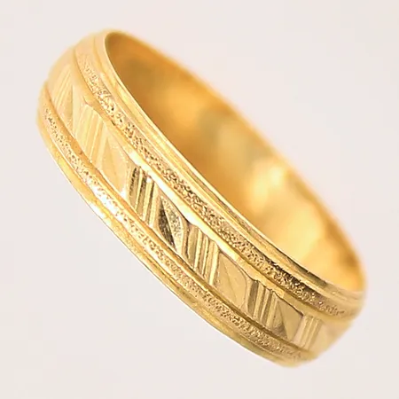Ring, stl: 16, bredd: 4,6mm, skev, 21K  Vikt: 2,3 g