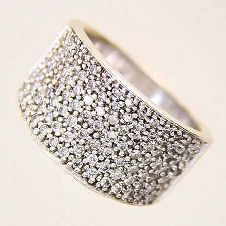 Ring med diamanter ca 100x 0,005-0,01ct, stl 16, bredd 5-11,5mm, GHA, vitguld, i behov av omrodiering, skev, 18K  Vikt: 9,8 g