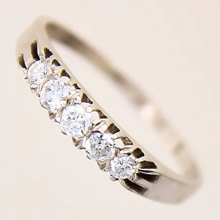 Ring med briljantslipade diamanter 1 x ca 0,10ct, 2 x ca 0,07ct samt 2 x ca 0,02ct, stl: 20, bredd: 1,7-3,8mm, slitna klor, vitguld, behov av omrodiering, 18K  Vikt: 3,4 g