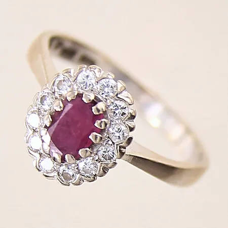 Carmoséring med troligen röd rubin samt diamanter 12 x ca 0,02ct, stl: 18¼, bredd: 2,7-11,3mm, vitguld, 18K  Vikt: 4,3 g