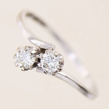 Tvillingring med briljantslipade diamanter 2 x ca 0,18ct, stl: 20, bredd: 1,4-8,7mm, vitguld, 18K  Vikt: 3,2 g