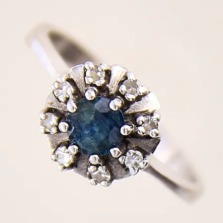 Ring med safir samt diamanter 8x ca 0,005ct, stl 15¾, bredd 2-9mm, skev, 18K Vikt: 2,8 g