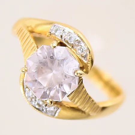 Ring med diamanter 6x ca 0,01ct samt vit sten, stl 17, bredd 2-12mm, 18K Vikt: 4,4 g