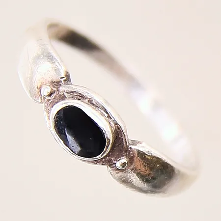 Ring med svart sten, stl: 17¾, bredd: 1,9-5,5mm, något skev skena, silver 925/1000 Vikt: 2,2 g