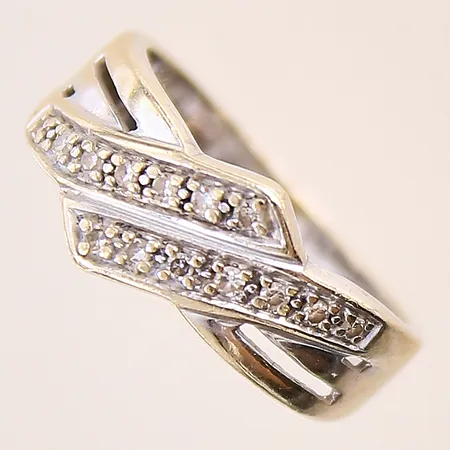 Ring med diamanter 12x ca 0,005ct, stl 17, bredd 3-9mm, GHA, vitguld, 18K Vikt: 4,3 g