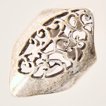 Ring med dekor, stl: 16¾, bredd: 4,4-28,8mm, silver 925/1000 Vikt: 5,9 g