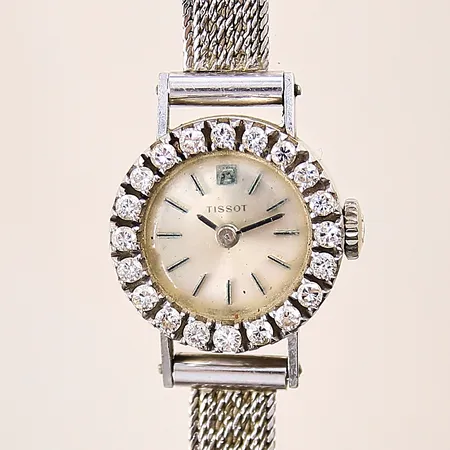 Damur Tissot, Ø17mm, manuell, 18K vitguld, diamantkrans 20 x ca 0,02ct, längd: ca 16cm, går ej, repig tavla, bruttovikt: 20,8g. 