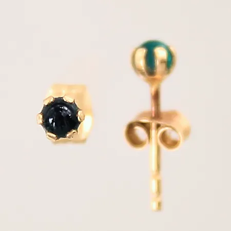 Ett par örhängen med gröna stenar, Ø3,6mm, 18K  Vikt: 0,5 g