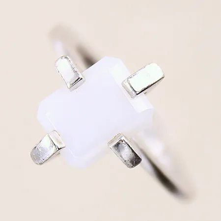 Ring med vit sten, stl: 17¼, bredd: 3,2-15,5mm, silver 925/1000 Vikt: 5,9 g
