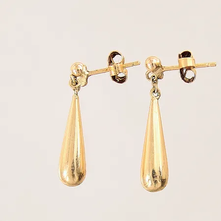 Ett par örhängen droppformade, längd: 25mm, bredd: 3-5,6mm, 18K  Vikt: 2 g