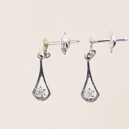 Ett par örhängen med diamanter 2xca0,005ct, längd: 27mm, bredd: 3-5,5mm, vitguld, 18K  Vikt: 2,3 g